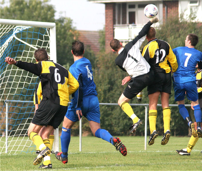 Urgent Yapton defending as Brett Neal (4) and Ryan Morten (7) race in
