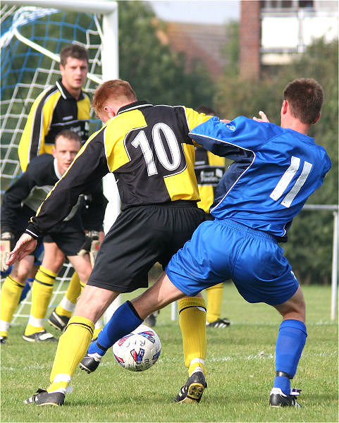 Mike Hatch tries to win the ball from Matt Wright (10) ?
