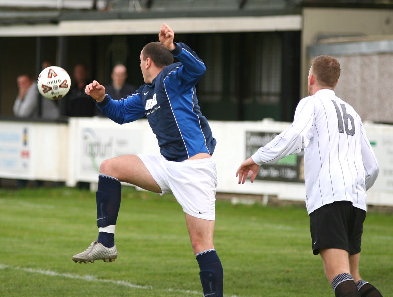 Dave Adams watched by Chris Hazell (16)

