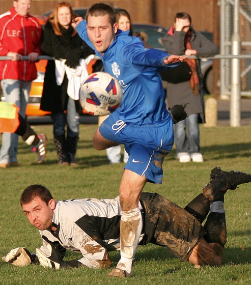 Sean Duffy beats the challenge of Ben Barden ...
