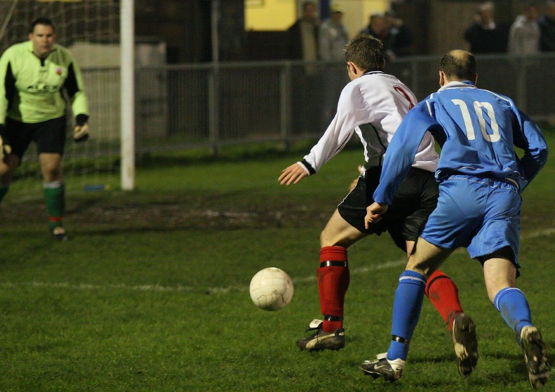 Justin Simmons shields the ball from Darren Annis
