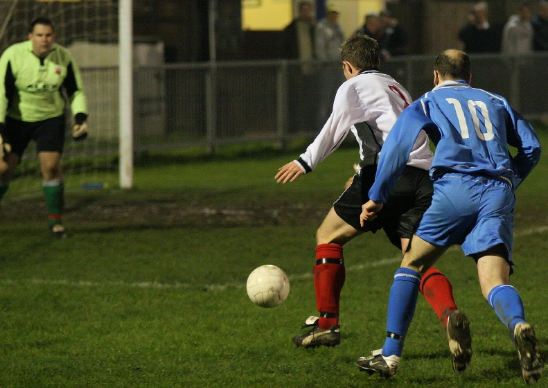 Justin Simmons shields the ball from Darren Annis
