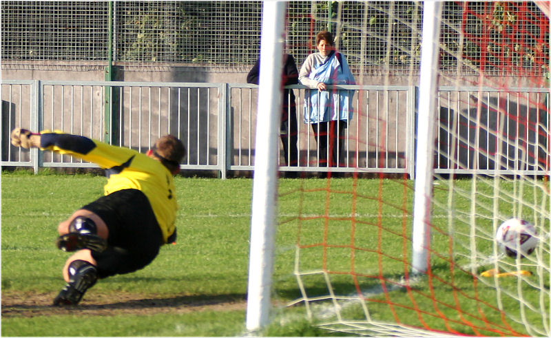 Lee Barnard makes it four to Arundel on half time
