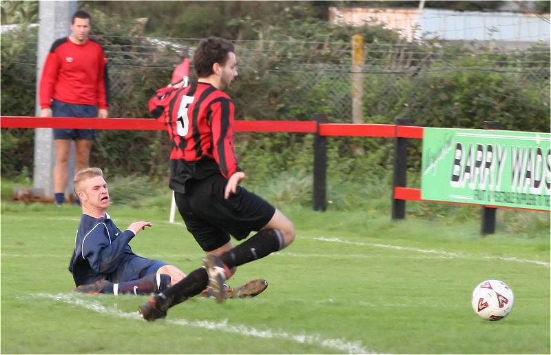 Lee Farrell beats Olli Howcroft (5) to open his account for Arundel
