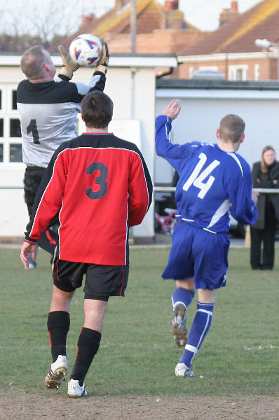 John Sutton collects with Wayne Mewett (3) backing up and James Highton (14) close
