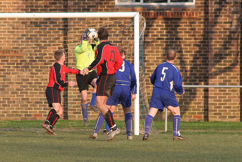 A comfortable catch for Matt Grieves with Mike Blackall (3) and Richie Hellen (5) backing up
