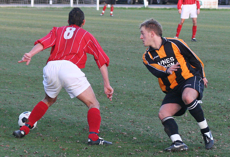 Jason Wimbleton (8) gets away from Ben Fillery
