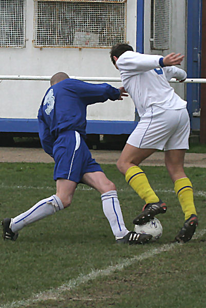 Robbie Craven (3) tackles Adam Simpson
