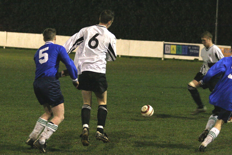 Mike Huckett (6) passes to Lee Farrell with Darren Hickman close by

