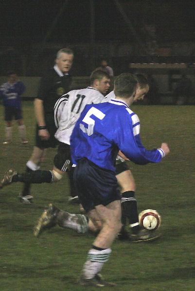 Mike Huckett on the ball flanked by Lee Farrell (11) and Darren Hickman (5)
