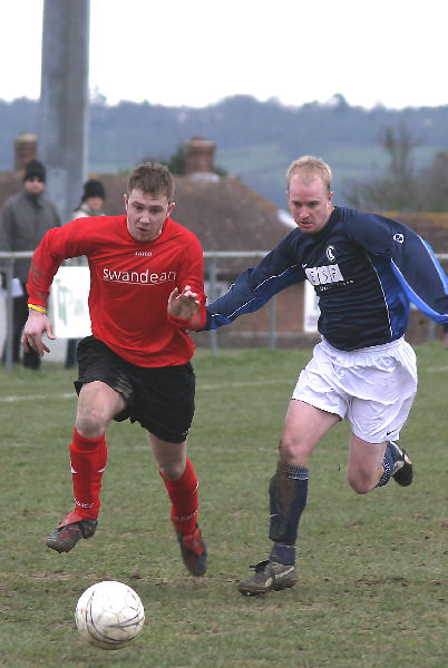 Danny Curd rides a challenge from Ian Meek
