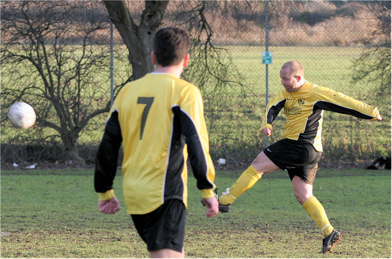 Terry Withers(7) plays a free kick for Richie Hellen to have a crack
