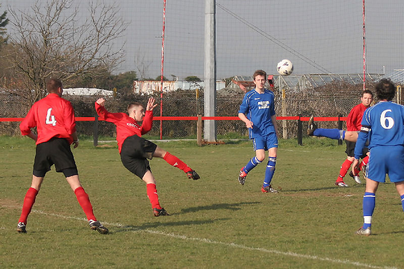 Danny Curd tries a spectacular volley ...
