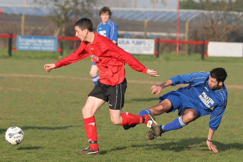 Dave Sharman goes on a run beating tackles by Tommy Di Martino ...
