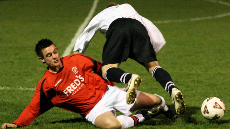 Adam Hunt tackles Jason Winch
