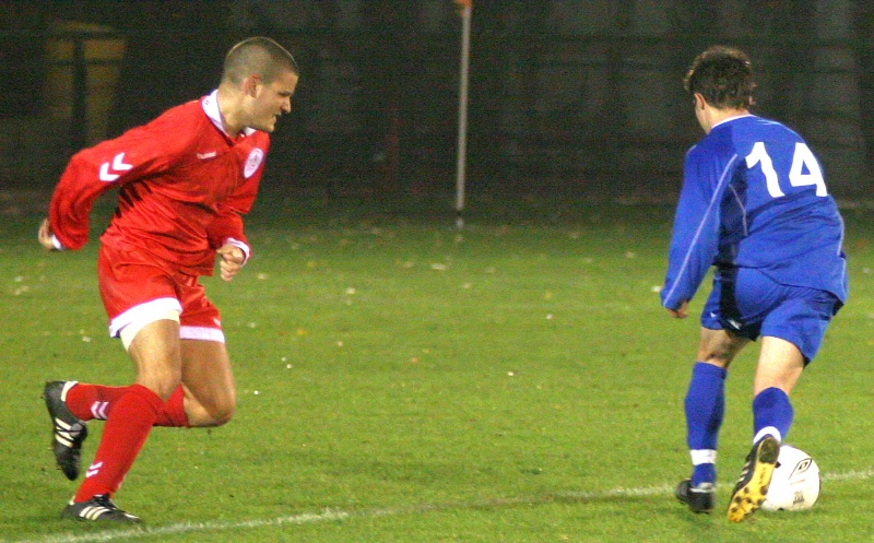 Scott Murfin goes past the London FA defence for his 2nd goal, 5-0 
