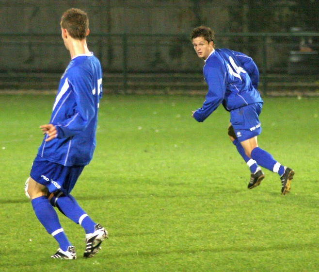 Ben Billings plays the ball to Scott Murfin ...
