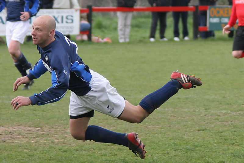 Alan Dove gets in an important header ...
