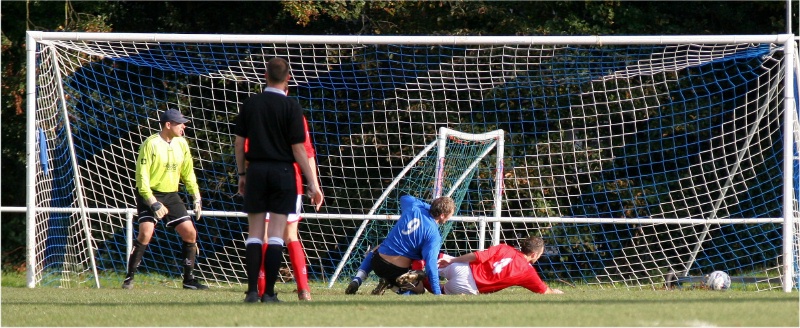 Arundel are one up through a Matt Huckett free kick on 24 minutes but Gary Norgate scores for Midhurst & Easebourne after 30 minutes
