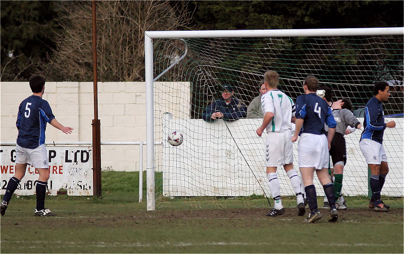 This early Crows corner flashes across the Chi goal
