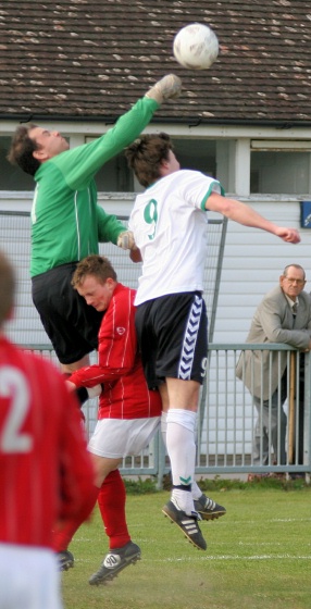 Ben O'Connor punches away from Steve Boston
