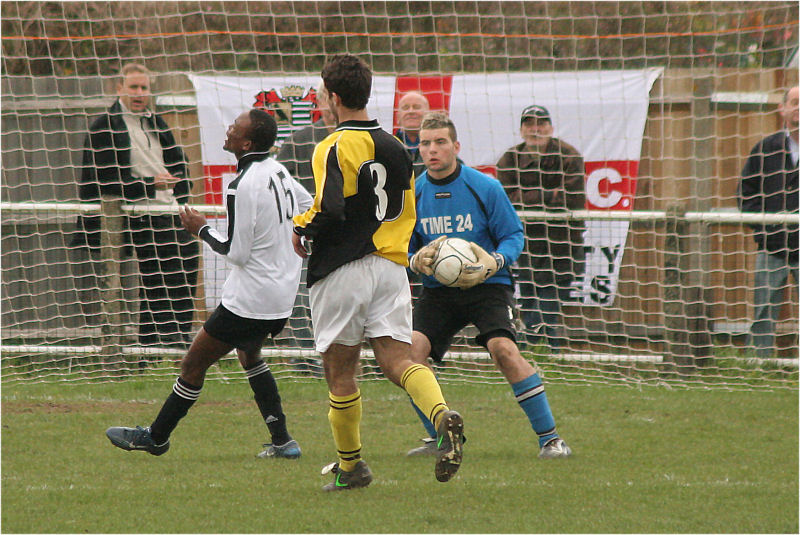 John Sullivan grabs the ball ahead of Phil Williams (15) with Tom Edmonds (3) backing up
