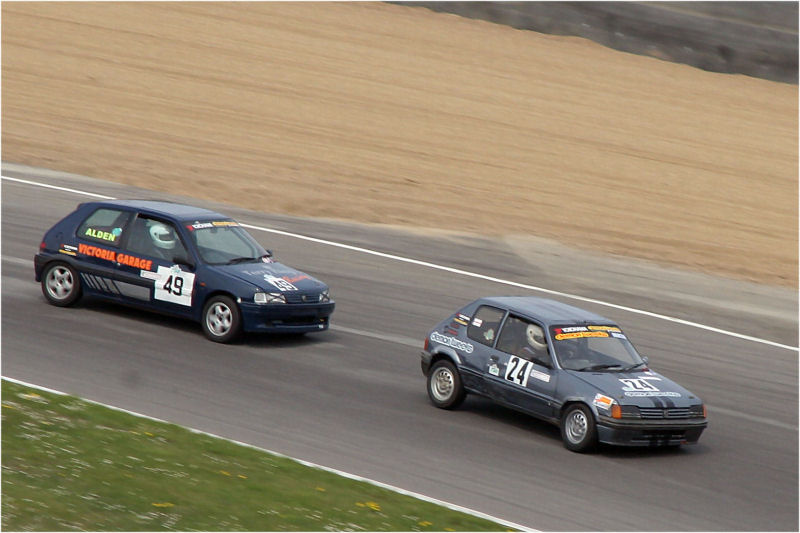 Roger Neep (24) leads Mark Alden (49) on the drop through Paddock Hill Bend

