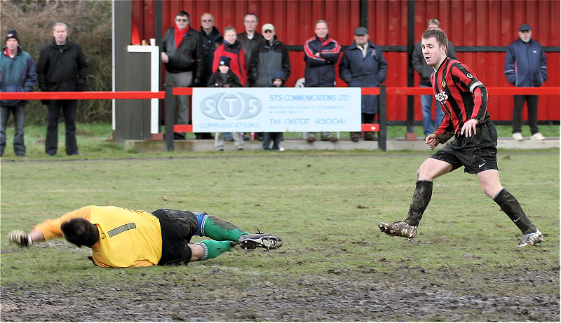 Danny Curd beats keeper Matt May to put Wick ahead on the hour ....
