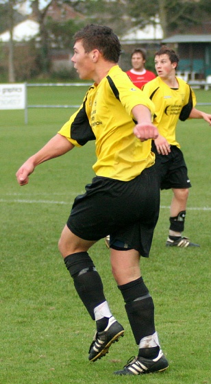 Howard Neighbour strikes Littlehampton's 2nd goal ...
