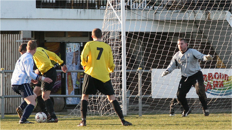 Littlehampton Town break up another Worthing United attack
