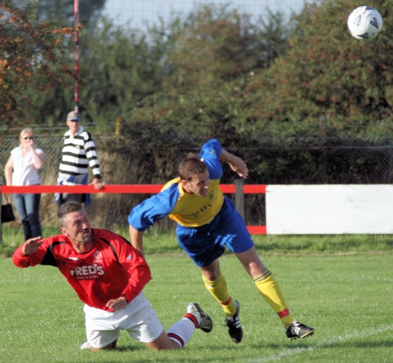 Eamonn Searle loops the ball ...
