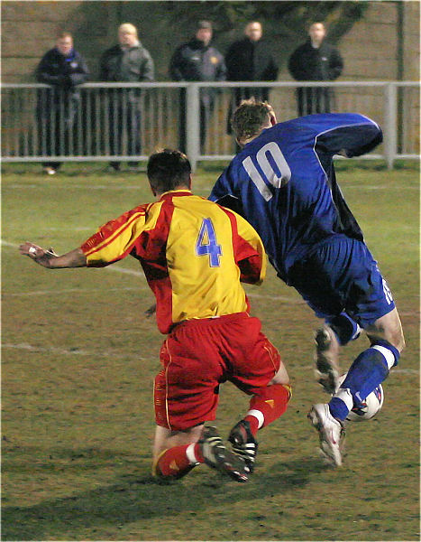 James Highton (10) is tackled by Jason Tighe (4)
