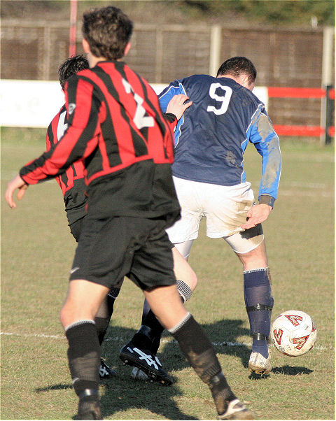 Dave Adams (9) gets away from Dave Sharman
