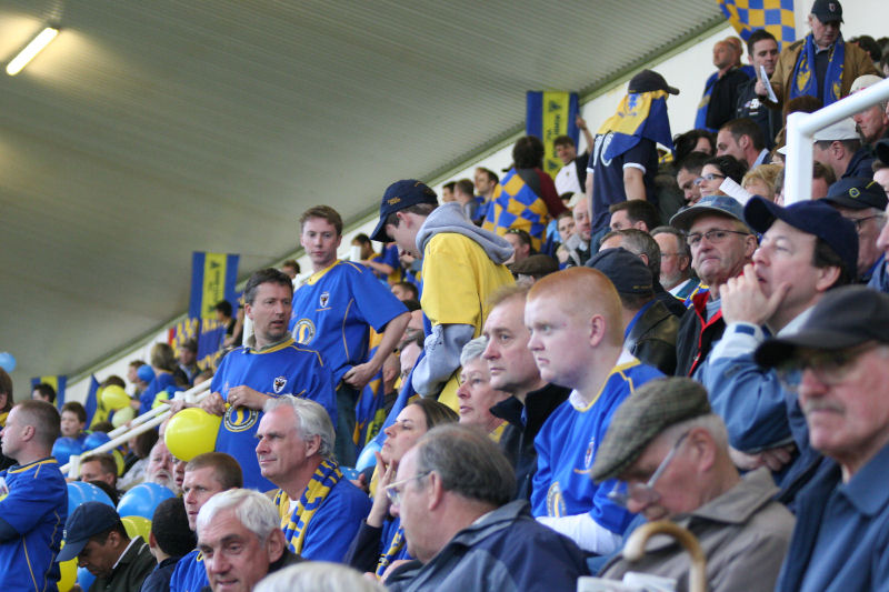 Wimbledon fans fill the main stand
