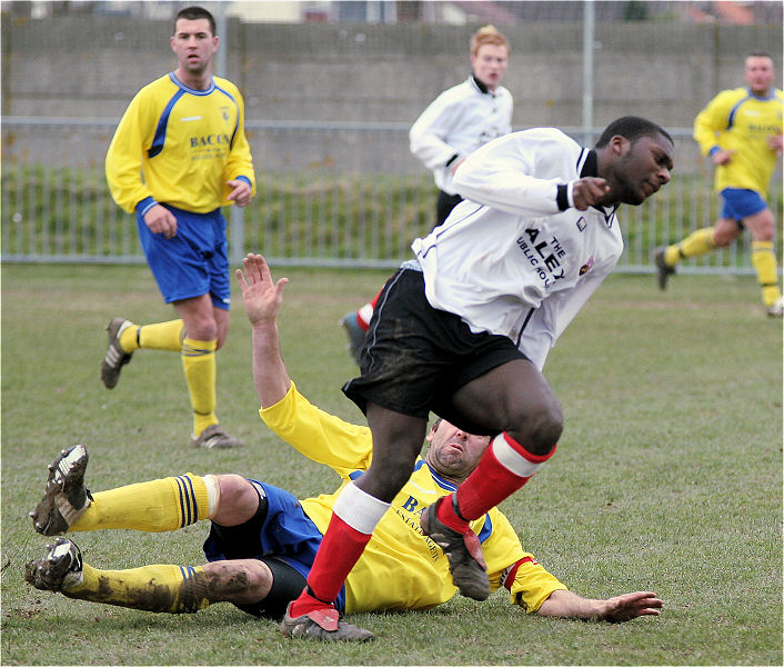 Sean David just avoids a tackle by Mark Burt
