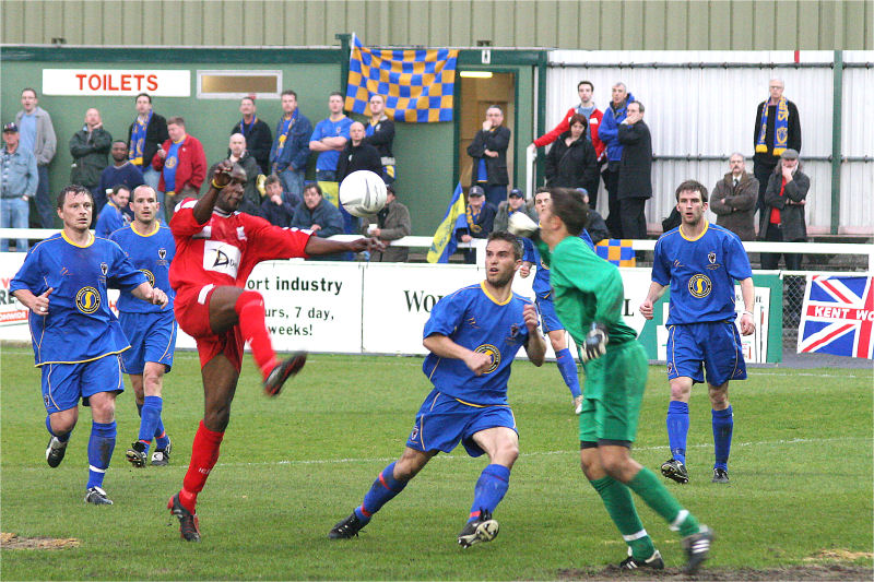 Tristan Frontin challenges for the ball ...
