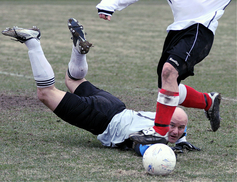 Ashley Walker does enough to stop Graeme Bell
