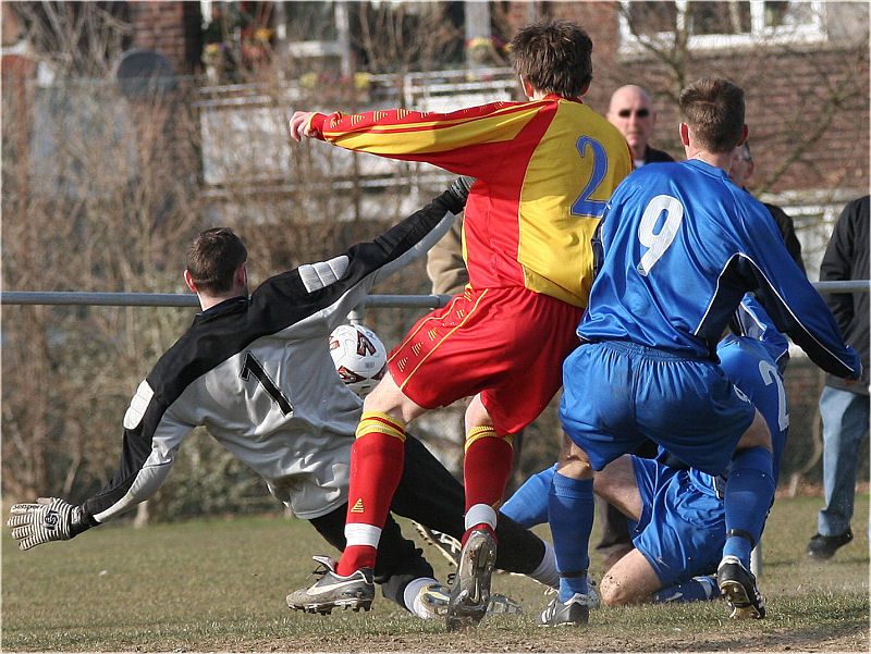 Mark Hildersley and Scott Edwards(2) combine to block an attempt by Sean Duffy and Mike Hatch (9) 
