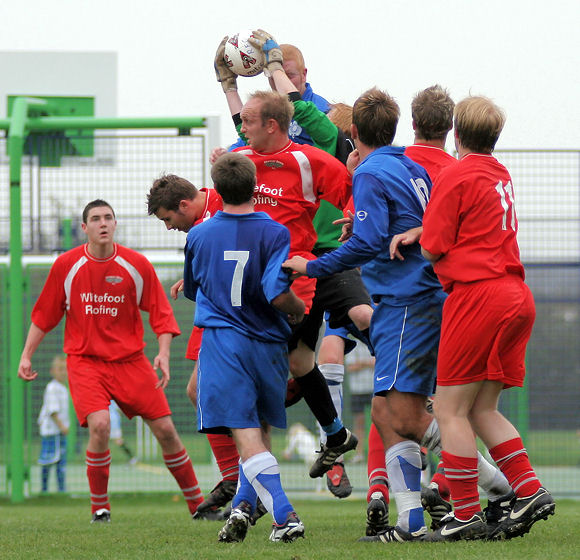 Shayne Goldsmith grabs the ball from the head of Russ Tomlinson
