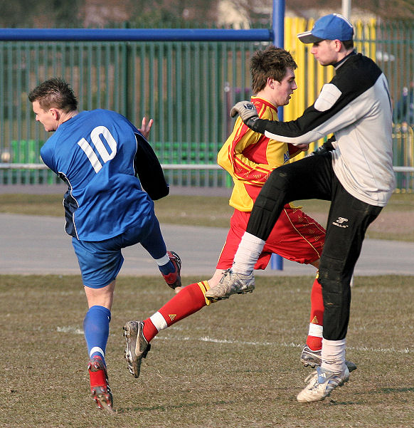 Craig Cox runs for a loose ball but Mark Hildersley is able to clear
