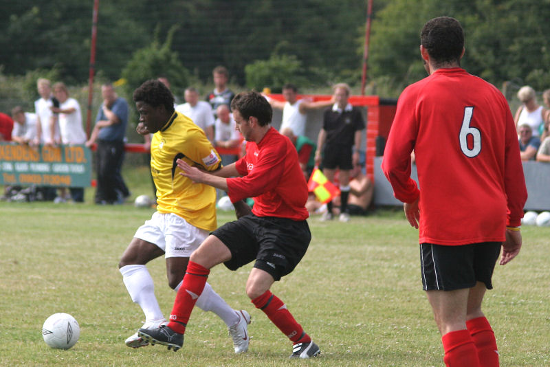 Ollie Howcroft challenges Yemi Obudabe
