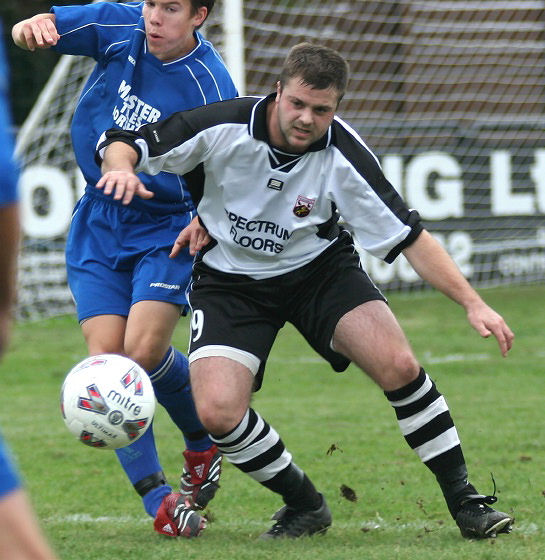 Rob Wimble resists a challenge
