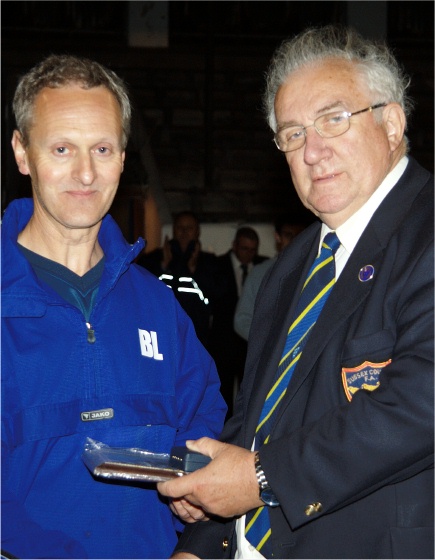 Pottage manager Bob Laundon receives his award from Peter Bentley
