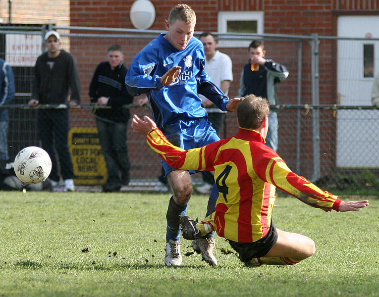 James Highton beats this tackle by Louis Perkins
