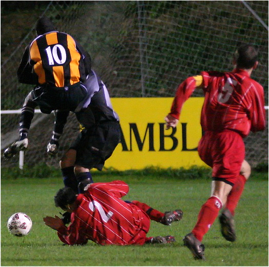 Worthing United defence stop Nathan Davis ...
