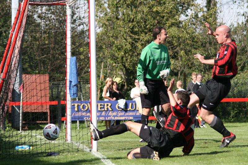 Ben O'Connor looks for his defence as Ollie Howcroft and Tony Miles race in
