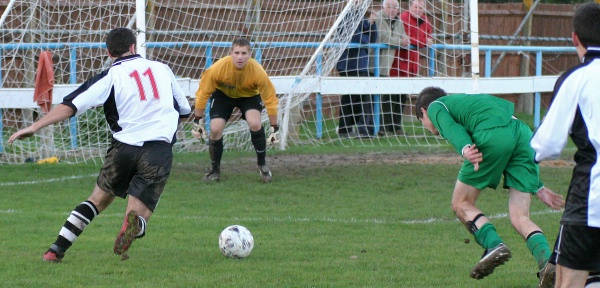 Dan Martin goes for goal
