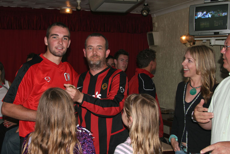 Chris of club and match sponsor Fred's Fish and Chips (Pier Road, Littlehampton !!) presents Chris Morrow with the Wick Man of the Match bubbly 
