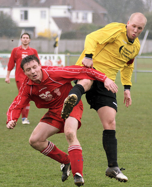 Jamie Sinclair and Steve Davies tangle
