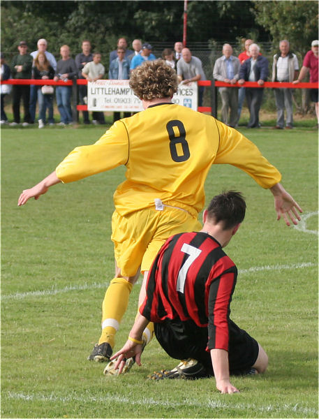 Tom Bird (7) beats Roy Pook (8) in the box - no penalty

